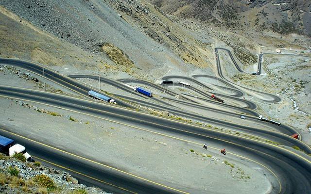 <p>Şili ve Arjantin arasındaki bu geçit "Los Caracoles" olarak adlandırılmış.</p>

<p>Yılın büyük bölümünde kar ve buz kaplı olan bu yolu kamyonların yanı sıra, "çift katlı" turist otobüsleri de kullanıyor.</p>
