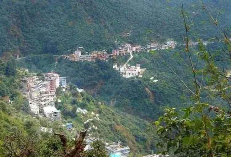 <p>Tibet'ten Nepal'e geçmek isterseniz bu yolu kullanabilirsiniz.</p>

<p>1000 km uzunluğundaki bu yol, 3500 metreden fazla yüksekliklikte 7 farklı geçiti de barındırıyor.</p>

