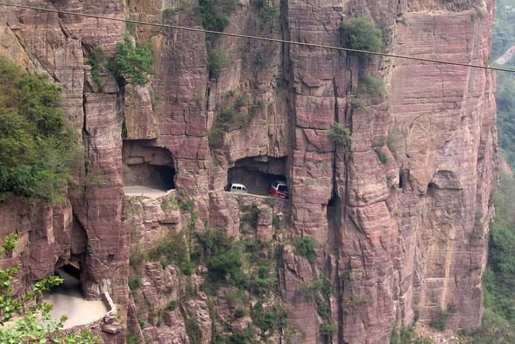 <p>Hiçbir hatayı kabul etmeyen yol olarak bilinen Guoliand Tünel yolu, Çin...</p>
