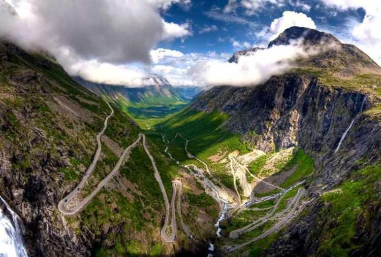 <p>Norveç'teki bu yolun adı ise oldukça ilginç. "Trollstigen", yani "Troll Merdiveni"...</p>
