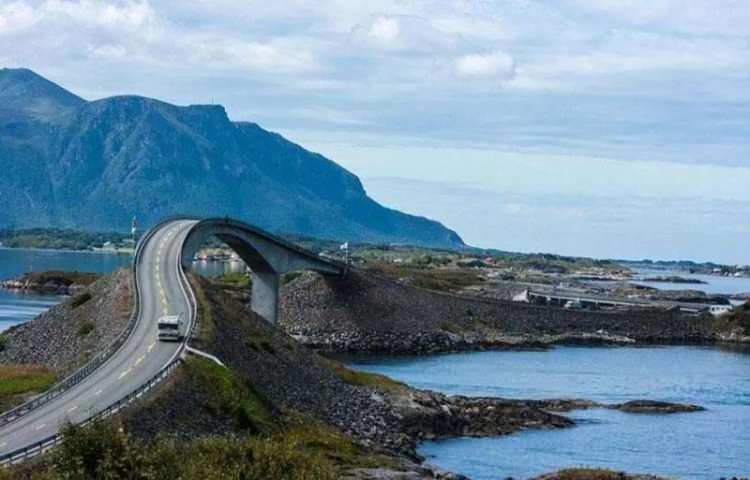 <p>Norveç'in Molde ve Kristiansund şehirleri arasındaki sahil yolu dünyanın en tehlikeli yolu olarak gösteriliyor.</p>
