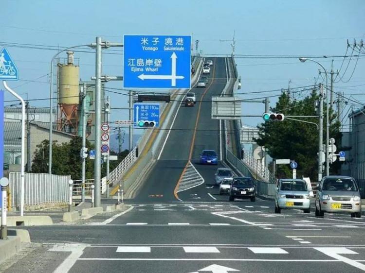 <p>Japonya'da sıra dışı görünümle bir köprü...</p>
