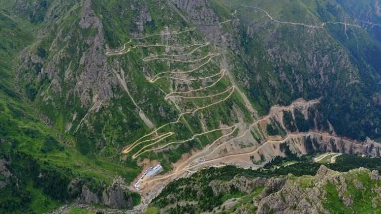 <p>Bayburt ile Trabzon arasında, Soğanlı Dağı üzerinde yer alan Derebaşı Virajları, yalnızca Türkiye’nin değil dünyanın en tehlikeli yolları listesinde başı çekiyor. 3500 metrelik yükseklikte bulunan ve iki ili birbirine bağlayan dağ, son yıllarda adrenalin tutkunlarının uğrak noktalarından biri haline geldi.</p>

<p> </p>
