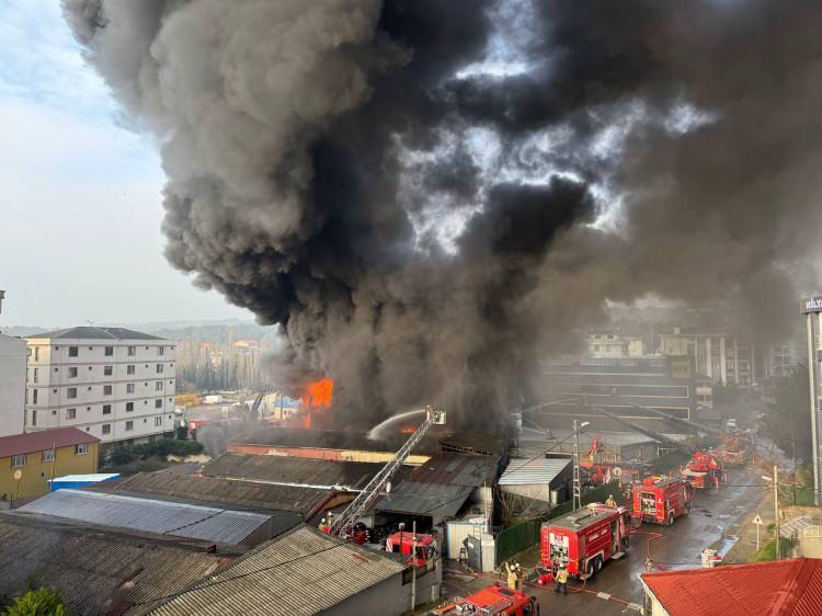 <p>Yoğun dumana neden olan yangına itfaiye ekipleri müdahale etti. </p>
<p> </p>