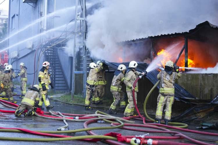 <p>İtfaiye ekipleri 53 araç ve 133 personelle yangına müdahalesini sürdürdü. </p>
<p> </p>