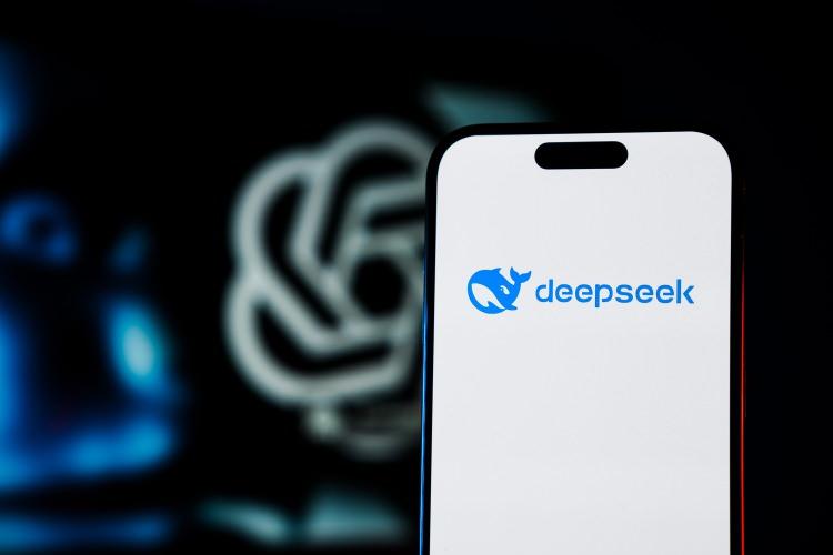 <p><span style="color:#B22222"><strong>- KULLANIM KOŞULLARI </strong></span></p>
<p>ChatGPT, "DeepSeek'in kullanım koşulları hakkındaki sorunları değerlendir" komutuna şu yanıtları verdi: </p>
<p>"Çin'deki sunucularda depolanan ve Çin hükümet düzenlemelerine tabi olan sohbet geçmişleri ve kişisel bilgiler dahil olmak üzere kullanıcı verilerini toplar ve saklar." </p>