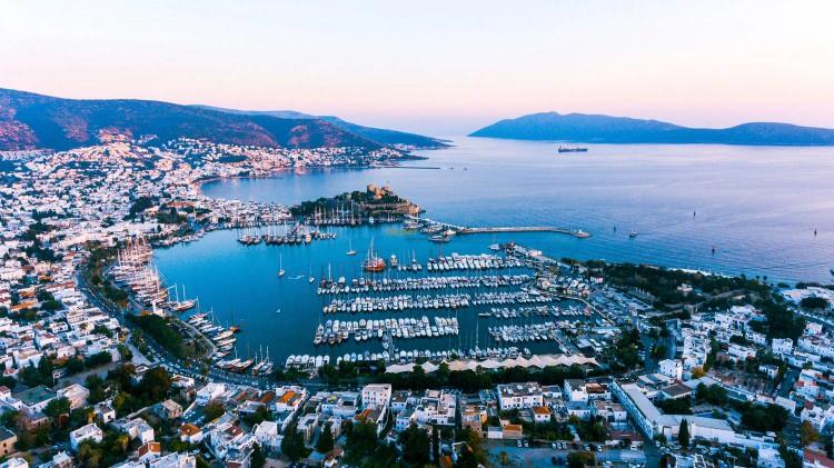 <p><span style="color:#B22222"><strong>AYLIK KİRA GELİRİ 10 MİLYON TL'YE ULAŞTI</strong></span></p>
<p> </p>
<p><strong>Emrah'ın İstanbul ve Bodrum'da 300'den fazla evi bulunduğu ve kira gelirinin ise aylık 10 milyon TL'ye ulaştığı iddia edildi.</strong></p>
<p> </p>
<p>İstanbul'da bir spor kompleksini 3 milyon dolara satın alan sanatçı, aynı projede 12 dükkan ve bir dubleks daireye de sahip oldu.</p>