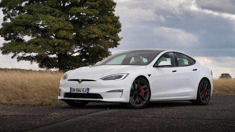 <p><span style="color:#B22222"><strong>21) TESLA MODEL S</strong></span></p>