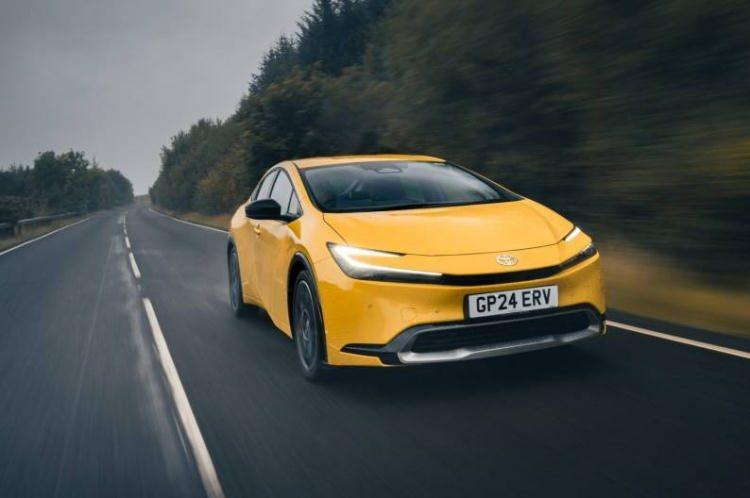 <p><span style="color:#B22222"><strong>20) TOYOTA PRIUS</strong></span></p>