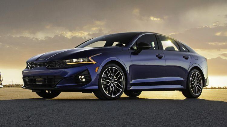 <p><span style="color:#B22222"><strong>15)  KIA K5</strong></span></p>
