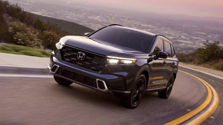 <p><span style="color:#B22222"><strong>5)  HONDA CR-V HYBRID</strong></span></p>
