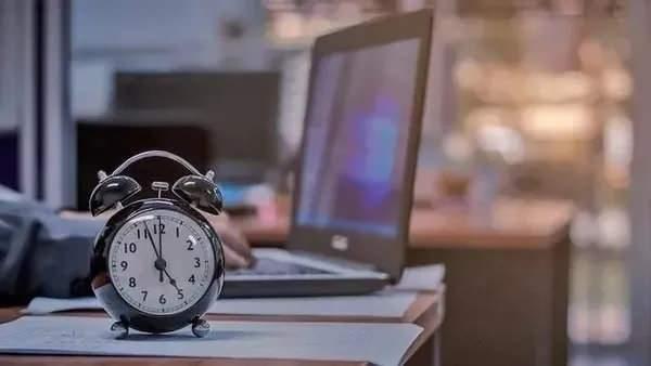 <p>Bu yeni sistemde, haftada 4 gün çalışma fırsatı sunulacak ve çalışanlar, toplam 40 saatlik mesailerini 8 saat yerine 4 gün boyunca 10 saat çalışarak tamamlayabilecek.</p>

<p><strong>Peki, esnek çalışma modeli nasıl işleyecek?</strong></p>
