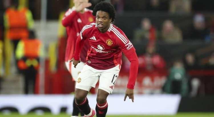 <p>Manchester United'ın sol beki Tyrell Malacia, menajerler aracılığıyla Fenerbahçe'ye önerildi. Yönetimin, Mourinho'dan gelecek rapora göre hareket edeceği kaydedildi.<br />
<br />
(Fanatik)</p>

