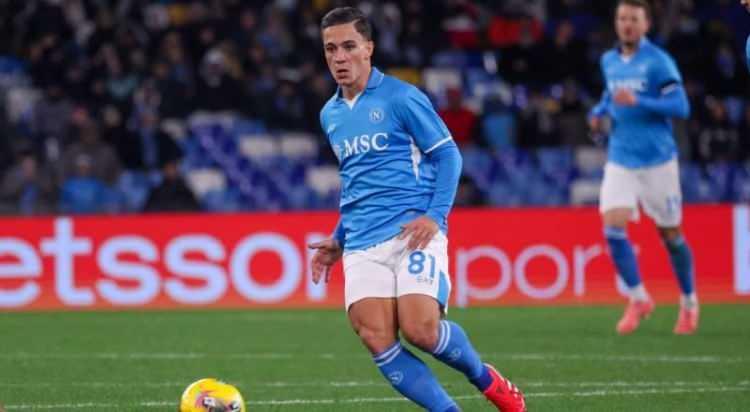 <p><strong>MERTENS'İN VELİAHTI NAPOLİ'DE</strong><br />
<br />
Transfer çalışmalarını sürdüren Galatasaray'da yoğun bir mesai harcanıyor.<br />
<br />
Sarı-kırmızılıların Napoli'den Giacomo Raspadori ile ilgilendiği belirtildi.<br />
<br />
Aslan'ın 37 yaşında olan Dries Mertens'e iyi bir alternatif aradığı ve bu doğrultuda yine rotasını ilk olarak Napoli'ye kırdığı dile getirildi.<br />
<br />
Raspadori'nin Galatasaray'ın transfer listesinde ön sıralarda bulunduğu aktarıldı.<br />
<br />
24 yaşındaki Raspadori'nin Napoli ile Haziran 2028'e kadar sözleşmesi bulunuyor.<br />
<br />
İtalyan oyuncu 15 milyon euroluk piyasa değeri ile de dikkat çekiyor.<br />
<br />
(Fotomaç)</p>
