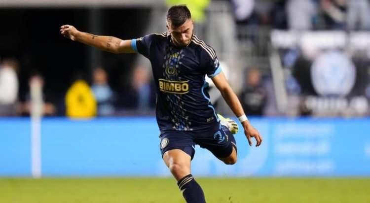 <p>Devre arası tranfer dönemine hızlı bir başlangıç yapan Fenerbahçe, sol bek bölgesi için Cuiabona ve Kai Wagner için yeniden harekete geçti.<br />
<br />
(Fotomaç)</p>
