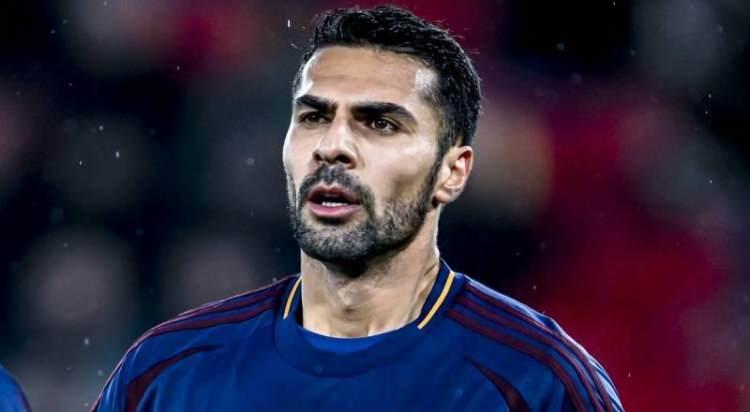 <p>Galatasaray yöneticileri, Zeki Çelik’i satın alma opsiyonuyla kiralamak için Roma ile pazarlık masasına oturdu.<br />
<br />
​(Sözcü)</p>
