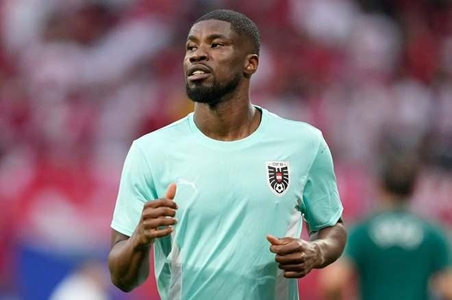 <p>Galatasaray, Lens forması giyen stoper Kevin Danso için yeniden devrede. <br />
<br />
(Fanatik)</p>
