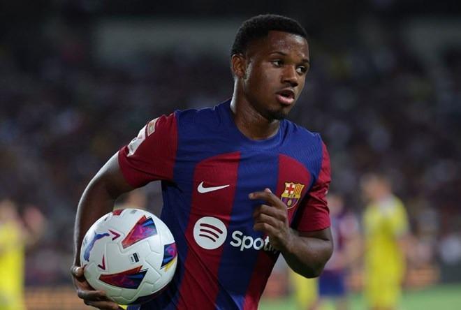 <p>Beşiktaş, sol kanat transferi için Barcelona'dan Ansu Fati'yi istiyor.<br />
<br />
Barcelona, 22 yaşındaki oyuncuyu kiralık göndermek isterken siyah-beyazlılar satın alma opsiyonuyla Fati'yi kiralamak için çalışmalarına başladı.<br />
<br />
(Fanatik)</p>
