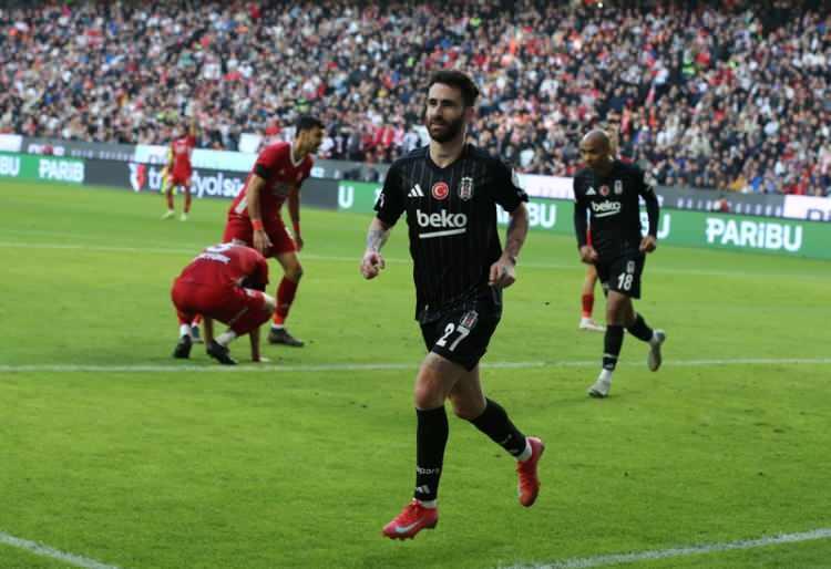 <p>Teknik direktörlüğünü Vitor Pereira'nın üstlendiği İngiltere Premier Lig ekiplerinden Wolverhampton, Beşiktaş'ın yıldız futbolcusu Rafa Silva'yı kadrosuna katmak için harekete geçti.<br />
<br />
(V+TVI TV-Portekiz basını-)<br />
 </p>
