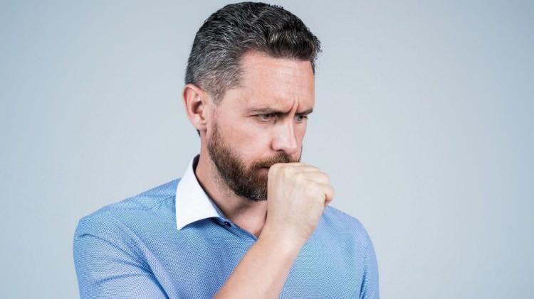 <p>Öksürükle birlikte balgam, kanlı balgam, nefes darlığı, vücutta şişlik, gibi belirtiler de gözlemleniyorsa; kalp yetmezliği, bronşektazi ve akciğer büzüşmesi gibi ciddi sağlık sorunları olabilir.</p>