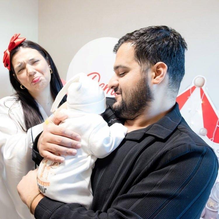 <p><span style="color:#B22222"><strong>OĞLUNA DEMİR ADINI VERDİ</strong></span></p>

<p><strong>Sosyal medyadan sık sık paylaşım yapan &uuml;nl&uuml; şarkıcı oğlu Demir'in fotoğraflarını da sosyal medyadan yayınlamıştı.&nbsp;</strong></p>

<p>&nbsp;</p>

<p>&nbsp;</p>
