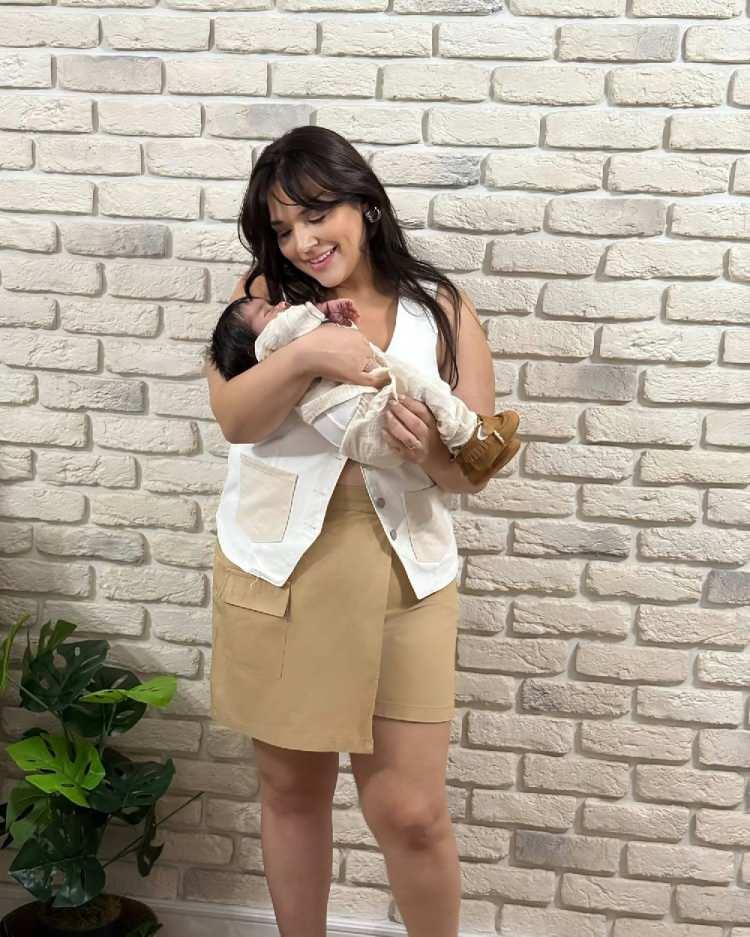 <p><strong>Paylaşımında,<span style="color:#B22222"> &ldquo;Demir&rsquo;in 40&rsquo;ı u&ccedil;tu&rdquo;</span> şeklinde bir not d&uuml;şen şarkıcı, anneliğin kendisi i&ccedil;in tarif edilemez bir mutluluk olduğunu ifade etti.</strong></p>
