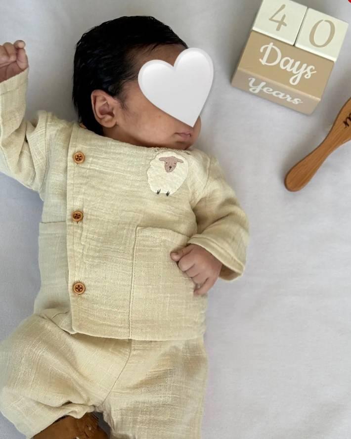 <p><strong>Mutlu aile tablosunu g&ouml;ren takip&ccedil;iler, Kandemir'e,<span style="color:#B22222"> '&Ccedil;ok g&uuml;zel bir aile oldunuz, maşallah.'</span> yorumları yaptı.</strong></p>

<p>&nbsp;</p>
