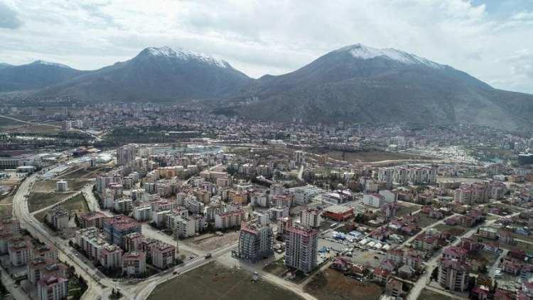 <p>Kahramanmaraş Elbistan nüfusu 127.755</p>

<p> </p>
