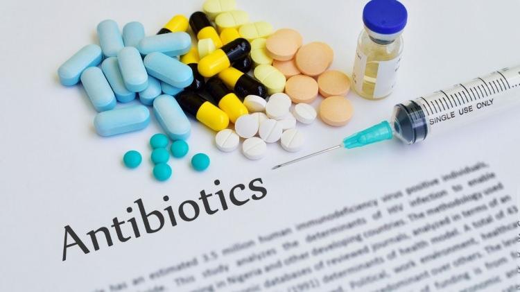 <p>Doktor önerisi olmadan gereksiz antibiyotik kullanımından kaçının. Uzmanlar grip tedavisinde antibiyotiğin etkili olmadığını belirtmektedir. Gereksiz antibiyotik kullanımı, bakterilerde direnç gelişimine neden olmaktadır.</p>