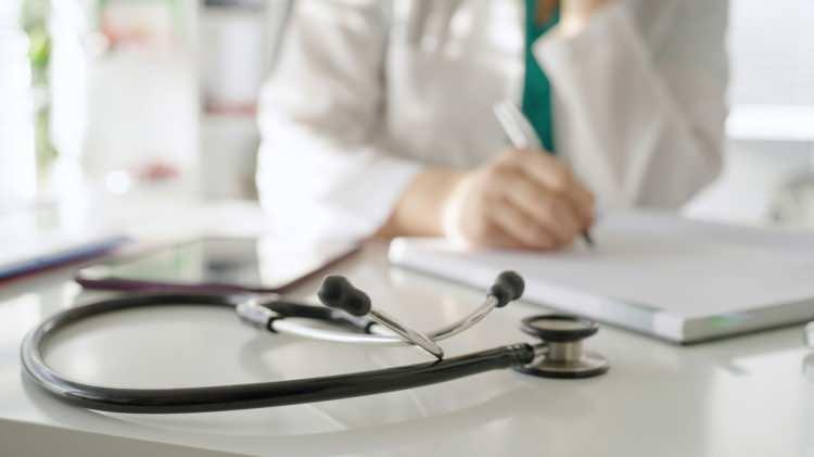 <p>Bu nedenle sadece doktor önerisiyle ilaç kullanın. Kimi doktorlar gripten kaçınma yolu olarak, belli yaş ve kriterler taşıyan kişilere aşı kullanımını önerir.</p>