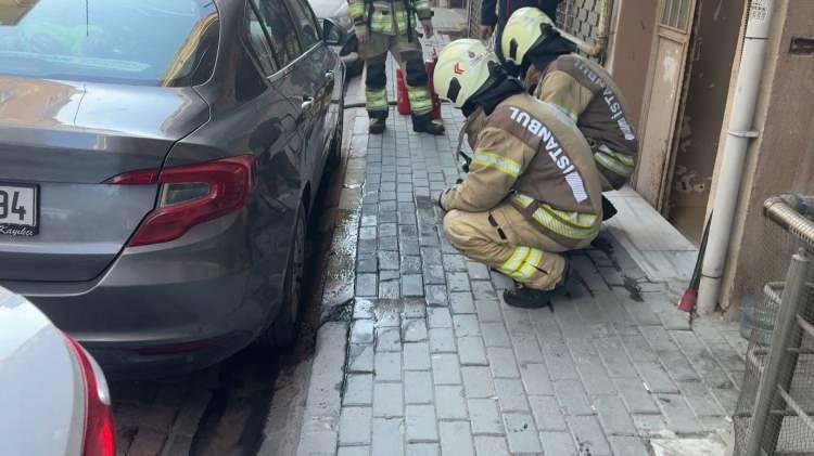 <p>Merkez Mahallesi Rıfat Sokak’ta dört katlı binanın önünde başlayan su sızıntısı ile birlikte parke taşlarından çevreye duman ve koku yayıldı. </p>
