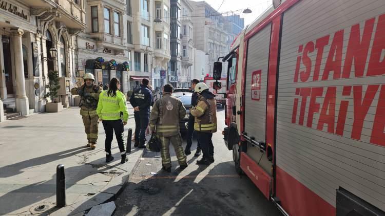 <p>&Ouml;te yandan İstanbul'un Beyoğlu il&ccedil;esinde 5 katlı otelin sauna b&ouml;l&uuml;m&uuml;nde bulunan elektrik panosundan kaynaklı yangın &ccedil;ıktı. Otelde kalan bazı turistler panikle dışarı &ccedil;ıktı.</p>

