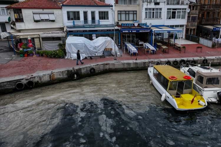 <p>Anadolu Ajansı ekiplerince, Marmara Denizi'nin Adalar bölgesindeki müsilaj dronla görüntülendi. Görüntülere göre, özellikle kıyı kesimlerinde etkili olan müsilaja Büyükada'da rastlanmazken, diğer adalarda ise yer yer etkisini sürdürüyor.</p>

<p> </p>
