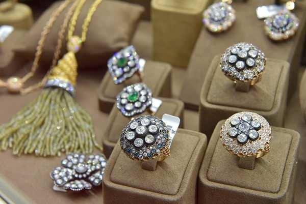 <p><span style="color:#B22222"><strong>Altın ve Mücevherat: </strong></span></p>

<p>Ahlatcı, Altınbaş, Atasay, Blue Diamond, Cartier, Kafkas Pırlanta, Nadir Gold, Sina Pırlanta, So Chic, Zen Pırlanta</p>
