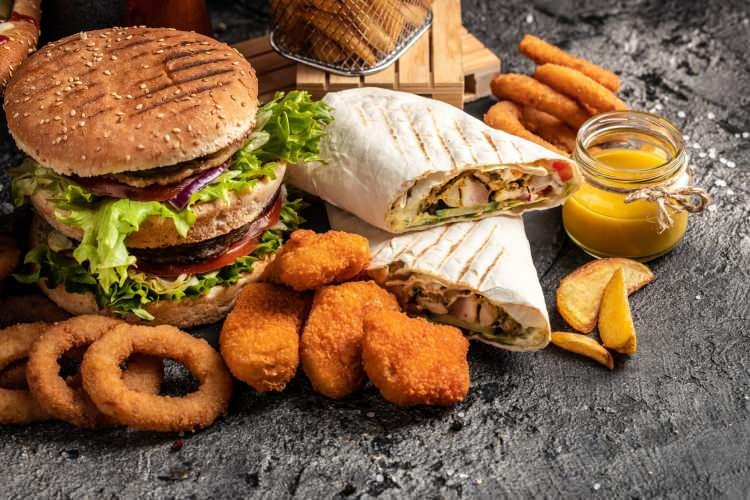 <p><span style="color:#B22222"><strong>Fast Food: </strong></span></p>

<p>Bereket Döner, Burger King, Burger Yiyelim, Dürümle, HD İskender, Komagene, Köfteci Yusuf, Maydonoz Döner, MC Donalds, Saloon Burger</p>
