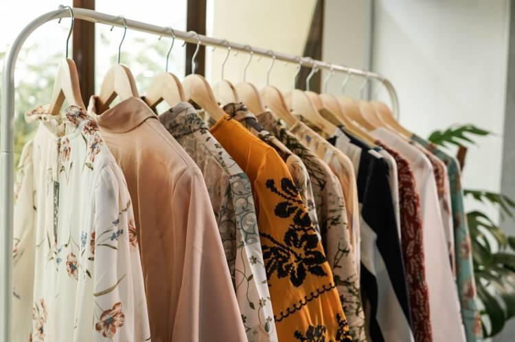 <p><span style="color:#B22222"><strong>Tesettür Giyim: </strong></span></p>
<p>Armine Giyim, İmannoor, İpekyol, LC Waikiki, Manuka, Moda Selvim, Modanisa, Sefa Merve,Tuğba, Zühre</p>