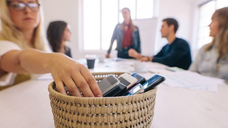<p>Belli saatlerde telefon veya sosyal medya kullanmamayı bir kural olarak kendinize uygulayabilirsiniz.</p>