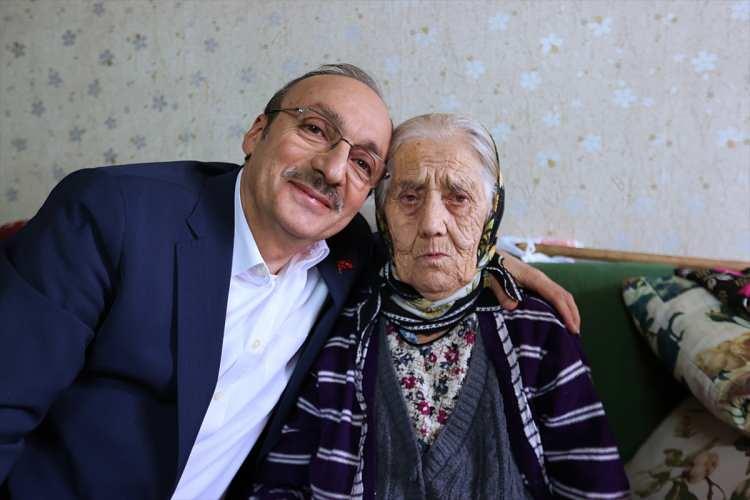 <p>Eraydın, Asiye ninenin eski günlerine özlem duyduğunu vurgulayarak,<strong> "Eski günlerini özlüyor. Gelenlerden Allah razı olsun, onlarla sohbet etmek hoşuna gidiyor. Mutlu oluyor." </strong>diye konuştu.</p>
<p>Kendisinin de asırlık çınarın her türlü ihtiyacı ile severek yakından ilgilendiğini aktaran Eraydın, <strong>"Yaşlandıkça daha da çocuklaşıyor. Her şeye alınıyor ama yeri geldi mi biz ona çocuk gibi bakıyoruz. O bizim evin en değerlisi, hazinemiz. Onun burada oturması bile bambaşka." </strong>ifadesini kullandı.</p>