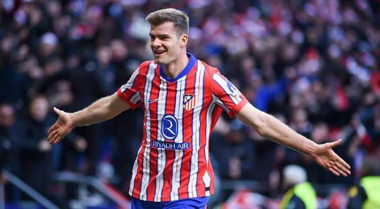 <p> </p>

<p><strong>BEŞİKTAŞ'TAN SÖRLOTH'A KANCA</strong><br />
Ara transfer döneminde yapacağı takviyelerle kadroyu güçlendirmeyi planlayan Beşiktaş yönetimi teknik direktör Solskjaer'in raporu doğrultusunda kolları sıvadı.<br />
<br />
Siyah-beyazlıların, Trabzonspor'da oynadığı dönemde yıldızını parlatan ve 2019/20 sezonunda hem Süper Lig'de hem de Türkiye Kupası'nda gol kralı olan Alexander Sörloth'u radarına aldı.<br />
<br />
Kara Kartal, "Kuzeyin Kralı" lakaplı Norveçli futbolcu için harekete geçmeye hazırlanıyor.<br />
<br />
Serdal Adalı yönetimi yıldız oyuncuyu ilk olarak kiralamak için girişimler gerçekleştirecek.<br />
<br />
(Fanatik)</p>

<p> </p>

