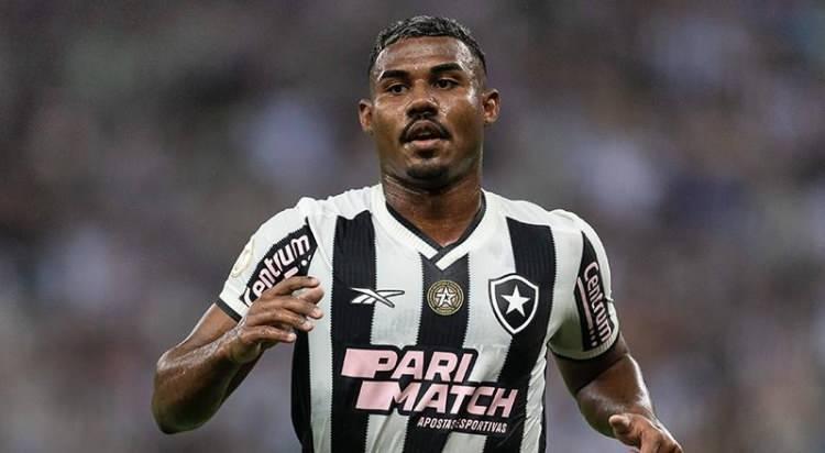 <p>Fenerbahçe, Brezilya şampiyonu Botafogo'nun genç yıldızı için harekete geçti. Sarı lacivertliler, Cuiabano için siyah beyazlılara 6+2 milyon Euro'luk bir teklif yaptı. İki kulüp arasında pazarlıklar sürüyor.<br />
<br />
(Fanatik)</p>
