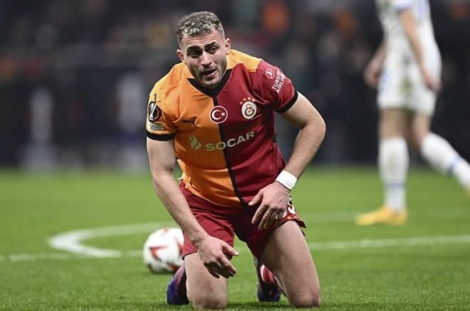 <p>Barış Alper Yılmaz'a zamlı bir sözleşme önerecek olan Galatasaray yönetimi, milli yıldızını mutlu ediyor.<br />
<br />
2027 yılında sona erecek sözleşmenin 2029'a kadar uzatılması planlanıyor.<br />
<br />
 (Fotomaç)</p>
