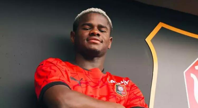 <p>Fenerbahçe'nin Rennes forması giyen Mikayil Faye ile ilgilendiği belirtildi.<br />
<br />
Fenerbahçe'nin 20 yaşındaki stoperi gündemine aldığı aktarıldı. <br />
<br />
(​Foot Mercato)</p>
