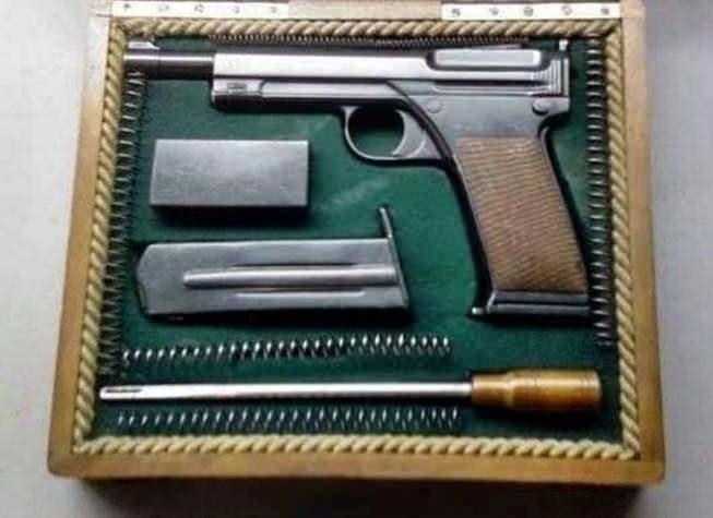 <p><span style="color:#B22222"><strong>8)&nbsp; &Uuml;RETTİĞİ SİLAHLAR ARASINDA D&Uuml;NYACA &Uuml;NL&Uuml; NURİ 9MM TABANCA BULUNUYORDU</strong></span></p>
