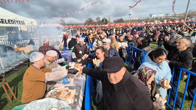 <p>Festivalde dağıtılan 5 ton hamsiden tatmak isteyen vatandaşlar, yaklaşık 2 kilometrelik kuyruk oluşturdu. Uzun bekleyişe dayanamayan bazı vatandaşlar ise çareyi yanlarında sandalye getirerek sıra beklemekte buldu.</p>