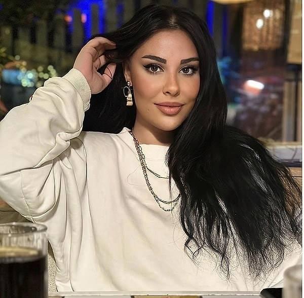 <p><span style="color:#000080"><em><strong>T&uuml;m bu s&uuml;re&ccedil;te sessizliğini koruyan Tuğ&ccedil;e Tayfur ise haftalar sonra babasıyla fotoğrafını yayınlayaran sosyal medya hesabında şu a&ccedil;ıklamayı yaptı:</strong></em></span></p>

<p><em>"Babamı b&ouml;yle hatırlayın. G&ouml;zlerinin i&ccedil;i g&uuml;lerken, mutlu, hayat dolu... O benim ve kardeşlerim kadar belki daha fazla sizlerin babası oldu. O arabeskin prensi değil KRAL'ıydı. İlk yaşadığı hastalıktan sonra sizlerin karşısına &ccedil;ıkmak istemedi 'Hayranlarım beni filmlerimdeki kliplerimdeki gibi hatırlasın' dedi ve invizaya &ccedil;ekildi.</em></p>
