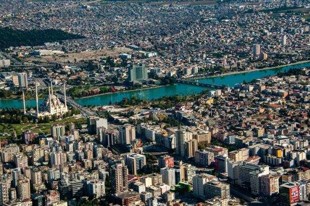 <p>Adana'nın Seyhan ilçesinin nüfusu, 2023 TÜİK verilerine göre 787.771 kişidir.</p>
<p>Seyhan, Adana’nın merkez ilçelerinden biri olup, ticaret, sanayi ve kültürel faaliyetlerin yoğun olarak gerçekleştiği bir bölgedir.</p>