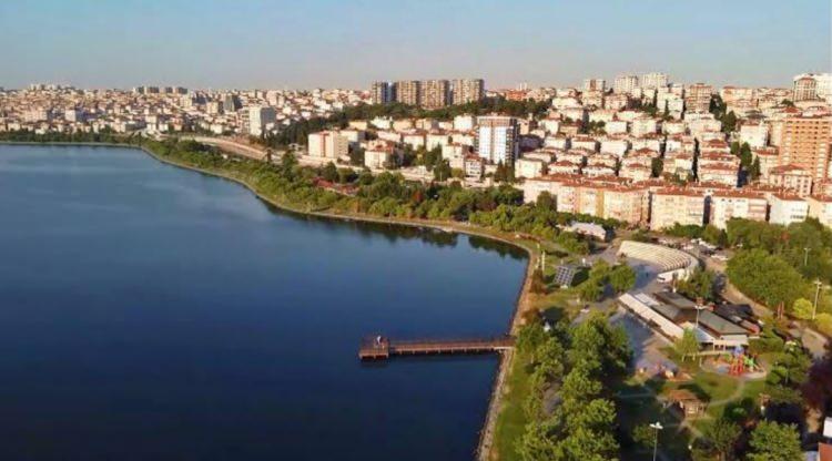 <p>İstanbul'un Küçükçekmece ilçesinin nüfusu, 2023 TÜİK verilerine göre 792.030 kişidir.</p>
<p>Küçükçekmece, İstanbul'un Avrupa Yakası'nda yer almakta olup, yoğun yerleşim alanları ve iş fırsatları sayesinde hızlı nüfus artışı yaşayan ilçelerden biridir.</p>