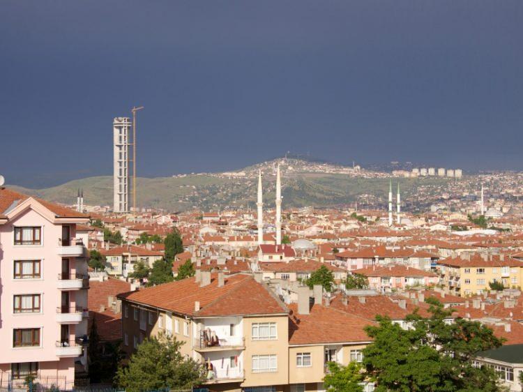 <p>Başkent Ankara'nın bir diğer büyük ilçesi olan Keçiören, yaklaşık 923.404 bin nüfusa sahiptir.</p>
<p>Özellikle ailelerin yoğunlukla tercih ettiği Keçiören, parkları, sosyal alanları ve yaşam kolaylığıyla dikkat çeker.</p>