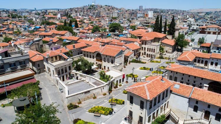 <p>Gaziantep'in en kalabalık ilçesi olan Şahinbey, Türkiye'nin büyük ilçeleri arasında yer alır.</p>
<p>Yaklaşık 1 milyon nüfusa yaklaşan Şahinbey, sanayi ve ticaretin geliştiği bölgelerden biridir.</p>
<p>Gaziantep’in kültürel zenginlikleri ve yemekleri de Şahinbey’in popülerliğini artırır.</p>