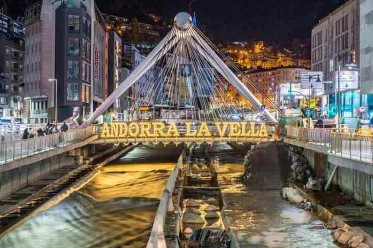 <p><span data-darkreader-inline-color="" style="--darkreader-inline-color:#df5858; color:rgb(178, 34, 34)"><strong>ANDORRA</strong></span></p>

<p>90 gün vizesiz</p>

<p>Fransa ve İspanya sınırları arasında ufak bir ülke olan Andorra, Türk vatandaşlarına vizesiz ancak ülkenin kendi havalimanı olmadığı için ilk durağınız Fransa veya İspanya olacak.</p>
